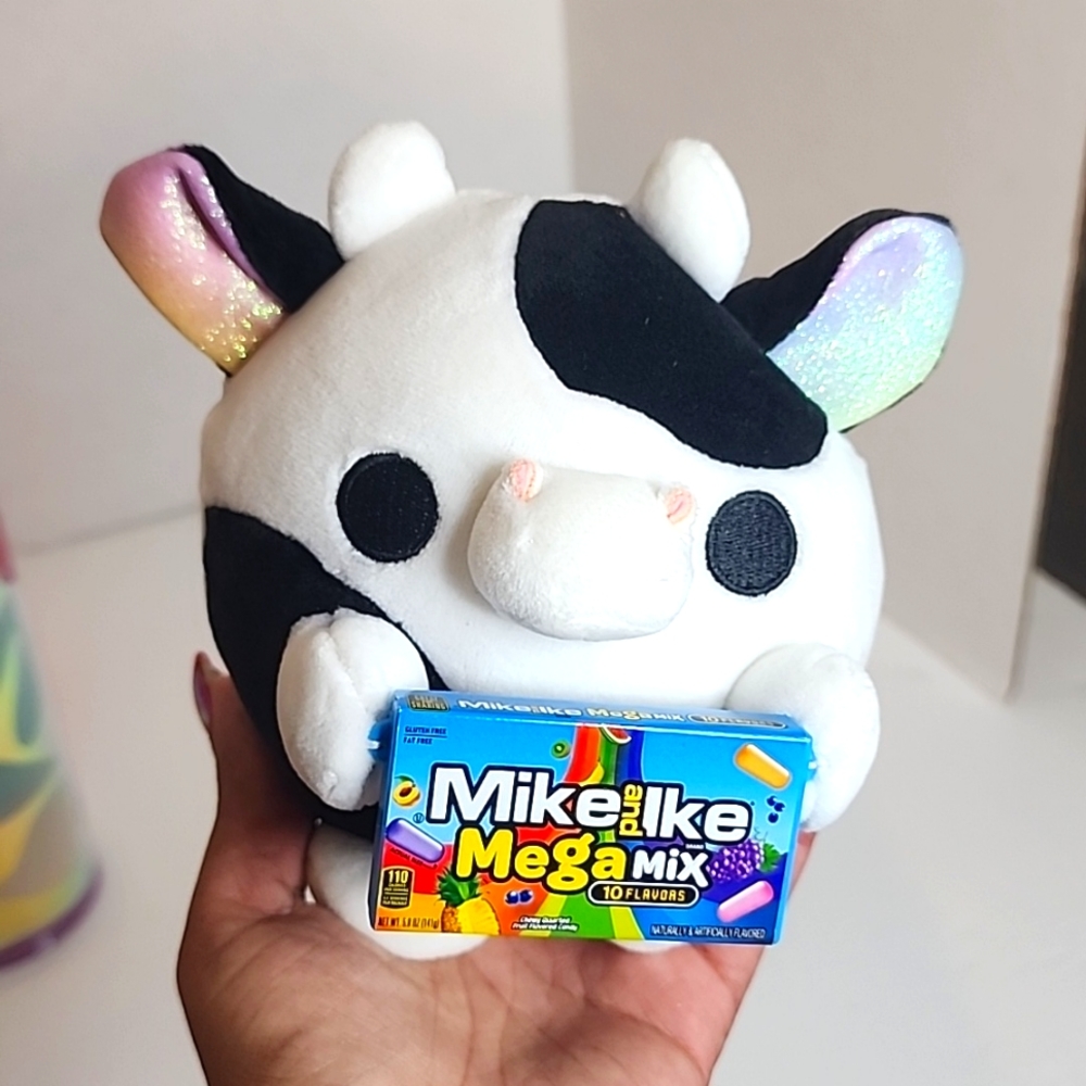 DAISY 🐄 Mike & Ikes Rainbow Glitter Ear Cow Snackles Plush by Zuru Toys